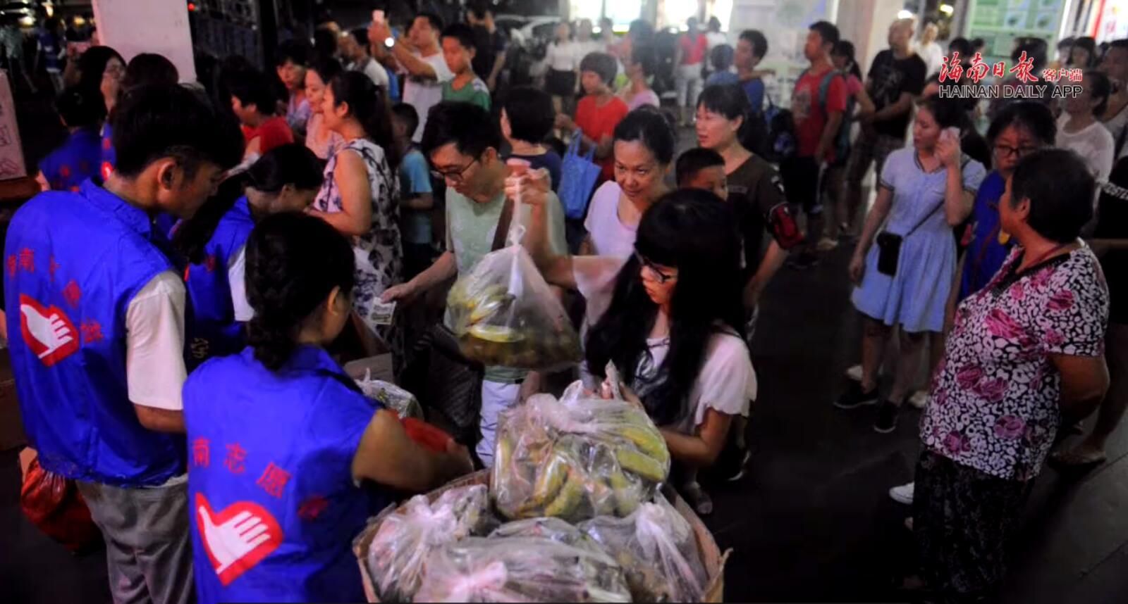 扶贫专题海师师生齐出力 5小时助亚欠村民售出4000多斤香粉蕉